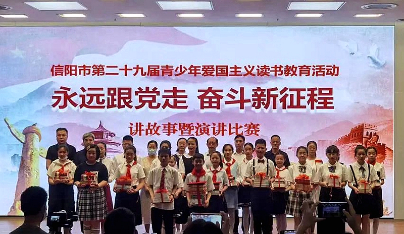 图二：颁奖并合影.jpg