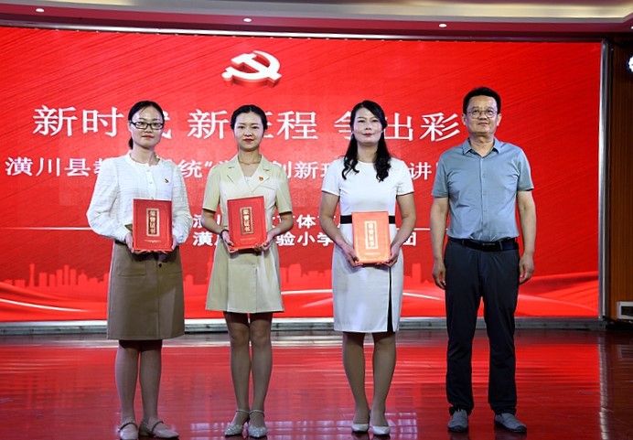 图六：为一等奖选手颁奖.JPG
