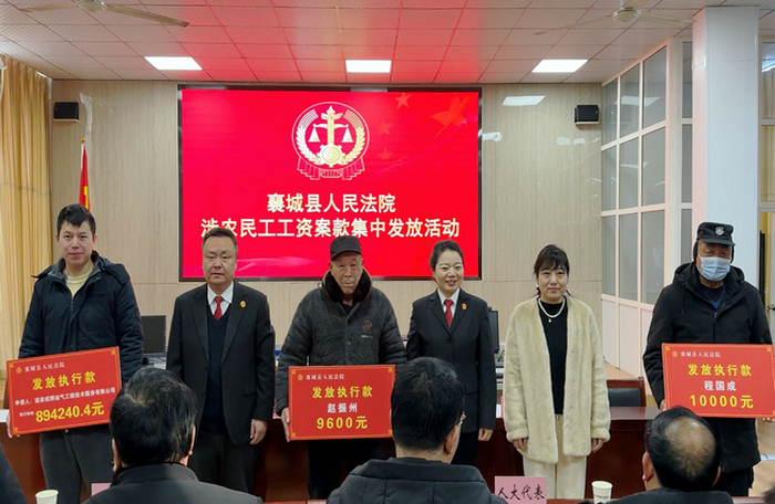 院长、副院长为农民工代表发放案款.jpg